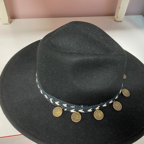 Forever 21 black hat - Picture 2 of 4